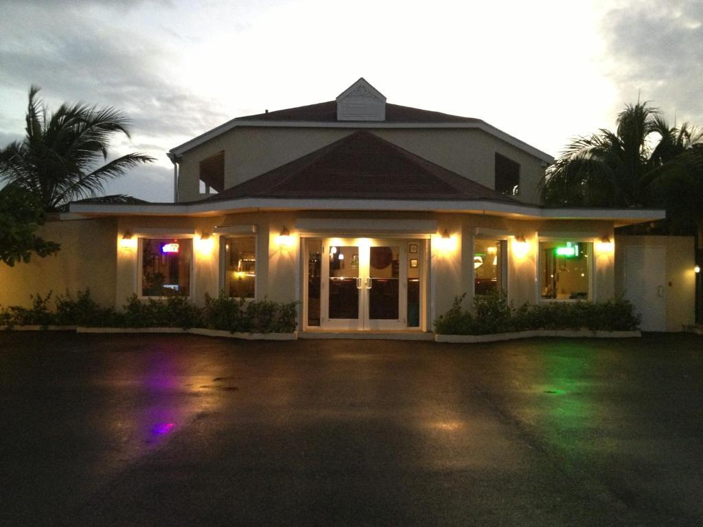 Caribbean Paradise Inn Grace Bay Eksteriør billede