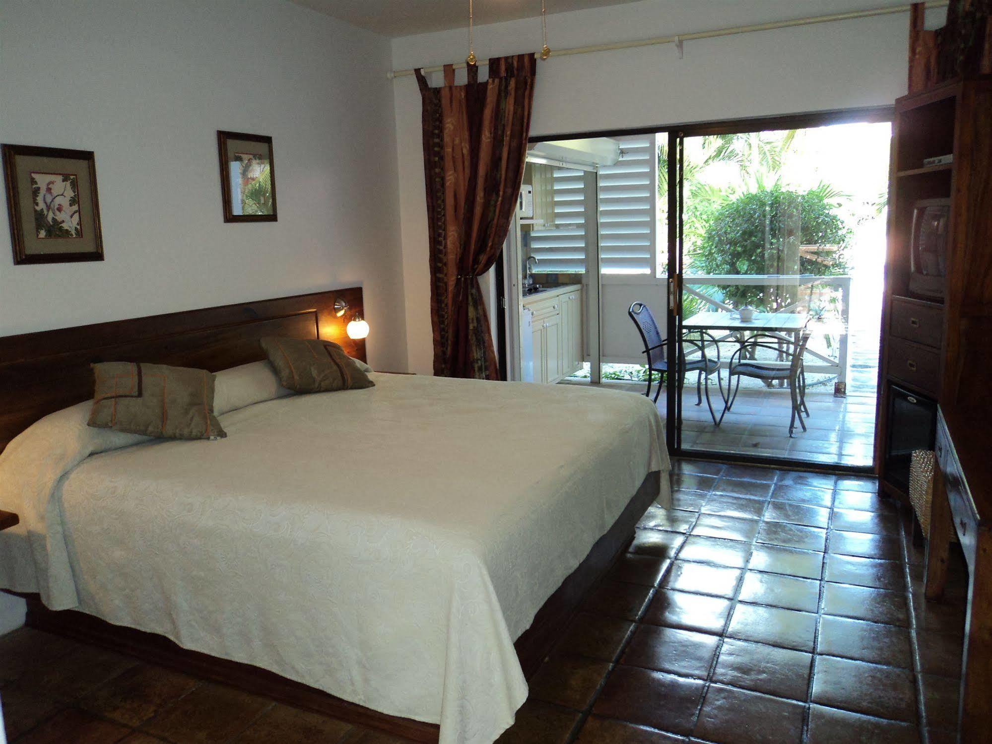Caribbean Paradise Inn Grace Bay Eksteriør billede